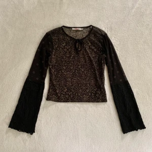 Mönstrad meshtopp - Svart/brun meshtopp med olika mönster och utsvängda ärmar med spets nertill, från märket S. Oliver! Står stl L men passar mig som brukar ha XS/S (lite uppsydd) 💞