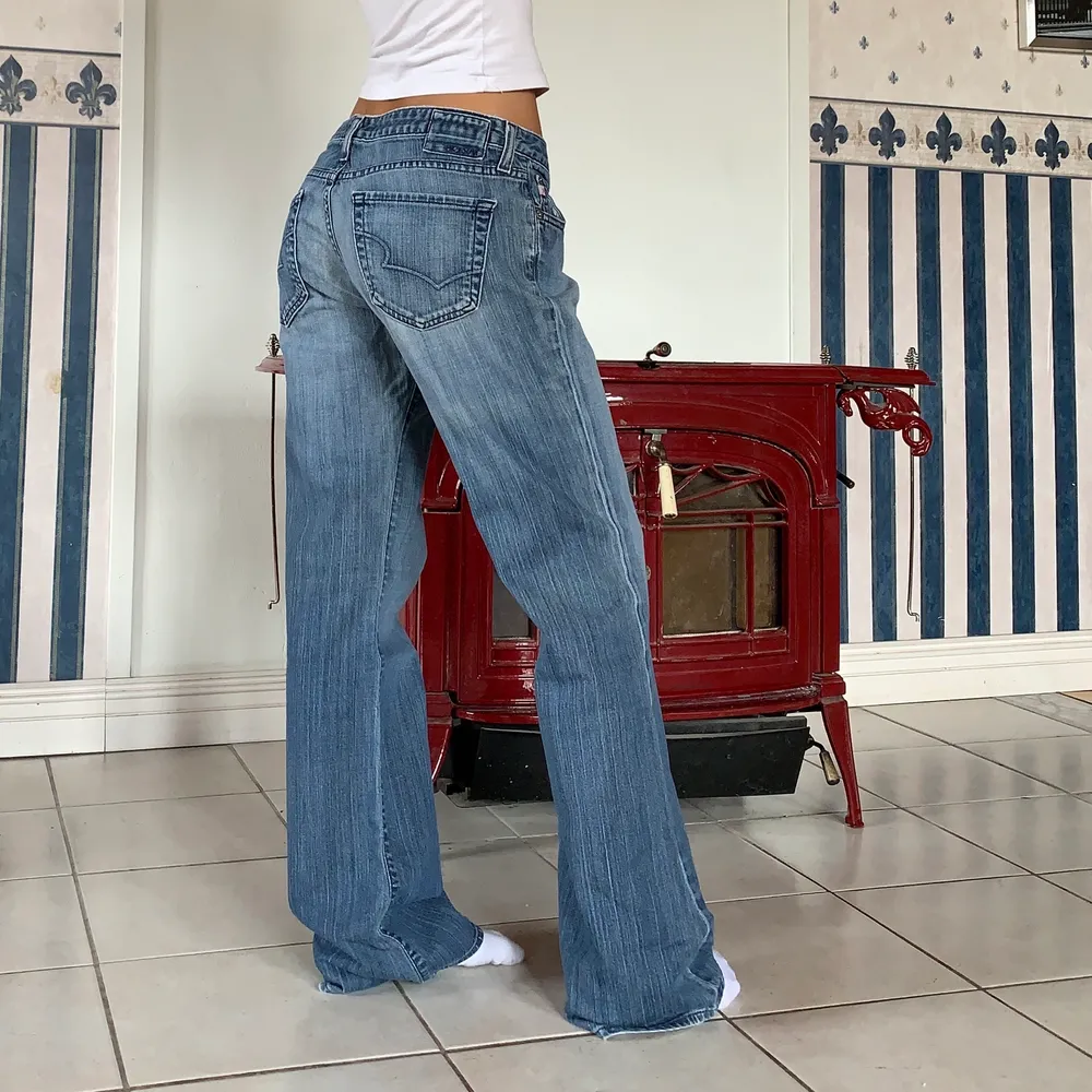 SÅLDA FÖR DIREKTPRIS 💞Låga vintage jeans i bra skick! Midja 86cm (för stora på mig), Innerben 83.💞 Fina jeans, passar till allt. Jeans & Byxor.