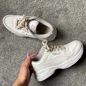 Puma låga sneakers - Vita pumaskor, knappt använda. Tvättade & säljes p.g.a för liten storlek. Supersnygga & passar till allt, softfoam sulor ingår💞