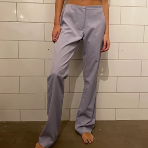 Kostymbyxor  - Kostymbyxor köpta vintage för 400kr. Säljer pga för stora, superfina i ljuslila. Passar storlek S skulle jag säga. Lite stora på mig som när XS vanligtvis. 