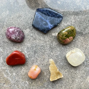 Kristaller  - Säljer lite kristaller, dom kostar 15kr st men för alla 70kr💞 dom små kostar dock 9kr st, kristaller är 100% äkta då jag köot dom på kristallerrummet💋 pris kan också diskuteras!