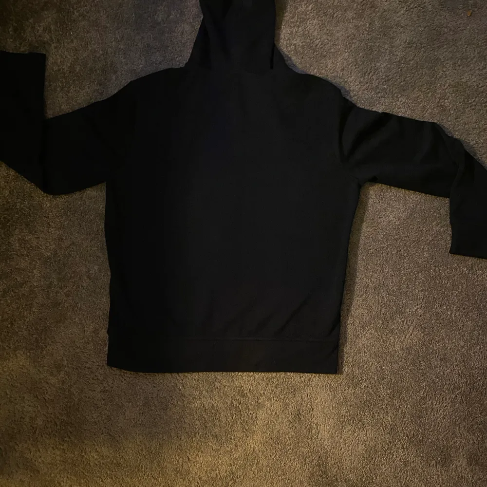 Hej, Jag säljer nu min Polo Ralph Lauren zip hoodie i storlek L. Den är knappt använd och skicket på den är 9/10. . Hoodies.