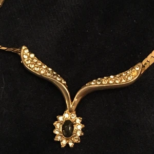 Vintage halsband guldfärgat  - Vacker halskedja med glittriga rhinestones 