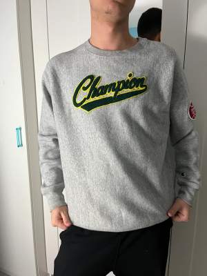 säljer denna vintage Champion sweatshirt köpt ifrån Urban Outfitters för runt 700kr✨den är använt ett fåtal gånger så den är i väldigt ny och bra skick🧚🏻 passformen är ganska oversized på den och den är verkligen one of a kind! pris kan diskuteras‼️