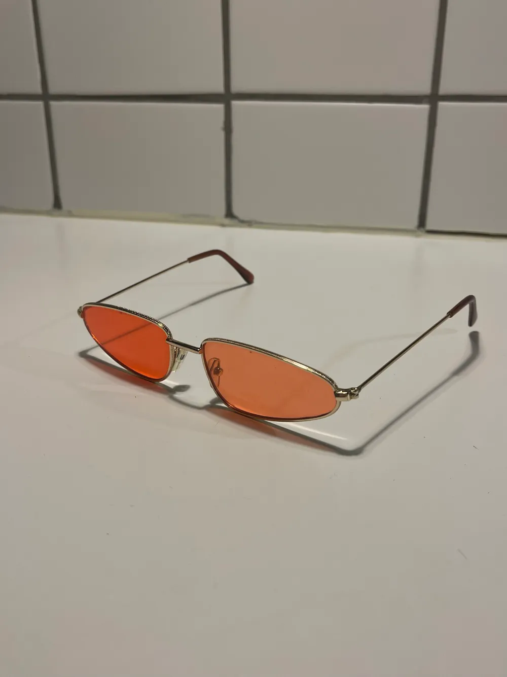 Unika solglasögon med retro stil.. Accessoarer.