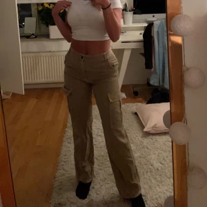 Cargopants - Jätte fina beiga cargopants från stradivarius! Använda endast ett fåtal gånger, som nya (inga defekter) 💕 