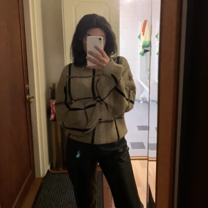 Nakd stickad tröja - Underbar tjockare stickad tröja i rutigt mönster. Perfekt till kallare vinterdagar! Vida ärmar vilket ger en mysig och fin passform. Stor i ärmarna och i storlek!