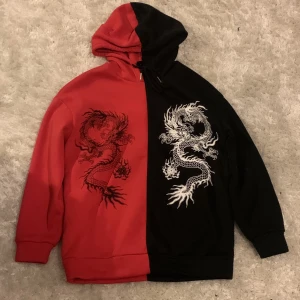 Fin hoodie - Jättefin hoodie, använd 2-3 ggr så väldigt fint skick!! Storlek Xs. Tveka inte på att höra av er om ni har några frågor eller vill ha fler bilder😊