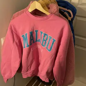 Säljer en rosa tröja från Gina där det står Malibu på, säljer försatt den inte kommer till användning längre, använd några gånger och fint skick!