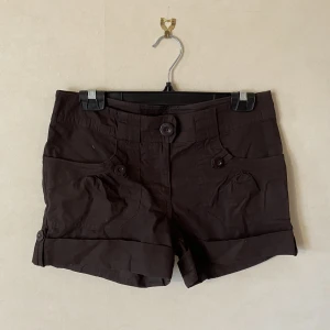Shorts bruna Strl. 38 - Fina shorts. Bara lite dammiga.