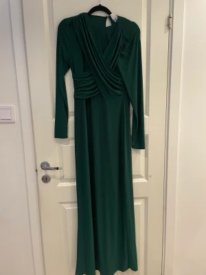 Klänning i nyskick - Vacker klänning i nyskick, köptes nyligen för att användas till ett tillfälle.