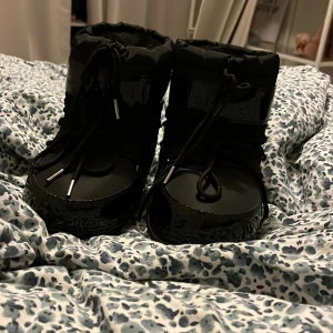 Moon boots  - Jätte fina och helt oanvända moon boots so tyvärr inte passar.Säljer direkt för 1000 (Köparen står för franken)
