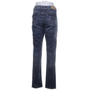 Jeans med fickor - Fina low waist jeans från Sellpy, slim fit. Bara testade. Passar mig som brukar ha 38 i zara jeans.