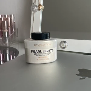 Highlighter Revolution  - Säljer denna highlightern från märket Revolution. Använd några få antal gånger, men eftersom det är en lös highlighter märks det inte ❤️ Den är nästan som ny. Får ingen användning av den längre. 