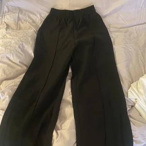 Kostymbyxor  - Oanvända pga lite för korta på mig som är 165cm. Finns även i vit i samma modell! Hör av dig för mer bilder:) 