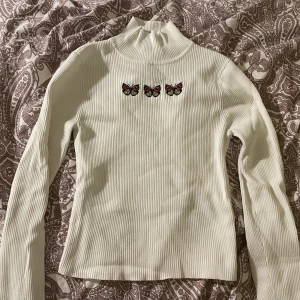 Ribbad tröja  - Super söt ribbad tröja med fjärilar, även lite hög krage