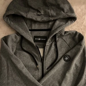 Sail Racing kofta  - Sail Racing zip hoodie som är i nyskick. Den har inga skador eller fläckar. Säljer den eftersom att den inte kommer till användning och ligger bara och tar plats i garderoben. Skriv för intresse eller för frågor!💗