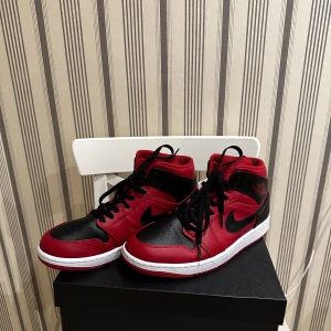 Air Jordan 1 Gym Red - Säljer mina Air Jordan 1 Gym Red Black White i storlek 42.5. Skorna är använda en gång och minimalt slitage. Slutsålda på de få sidor de finns på så kom med ett bud. Kom pm för fler bilder eller frågor😊