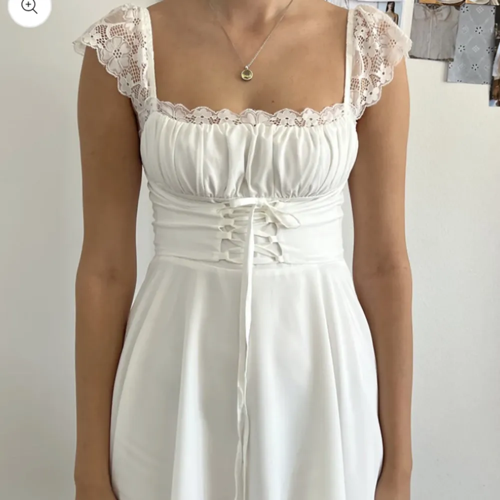 Säljer en jättefin vit klänning från Fenity Fashion!! Aldrig använd så den är i perfekt skick. Storlek S. Korset-detaljen går att knyta både i fram och i bak <3 Nypris ~736kr inklusive frakt.. Klänningar.