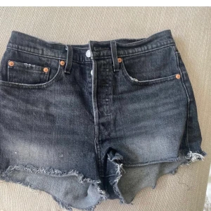 Grå jeansshorts levis  - Säljer mina grå jeansshorts från levis i storlek 26. I mycket fint skick💕