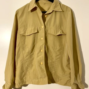 Skjorta - Skjorta i senapsgul/grön ton? Med retroknappar