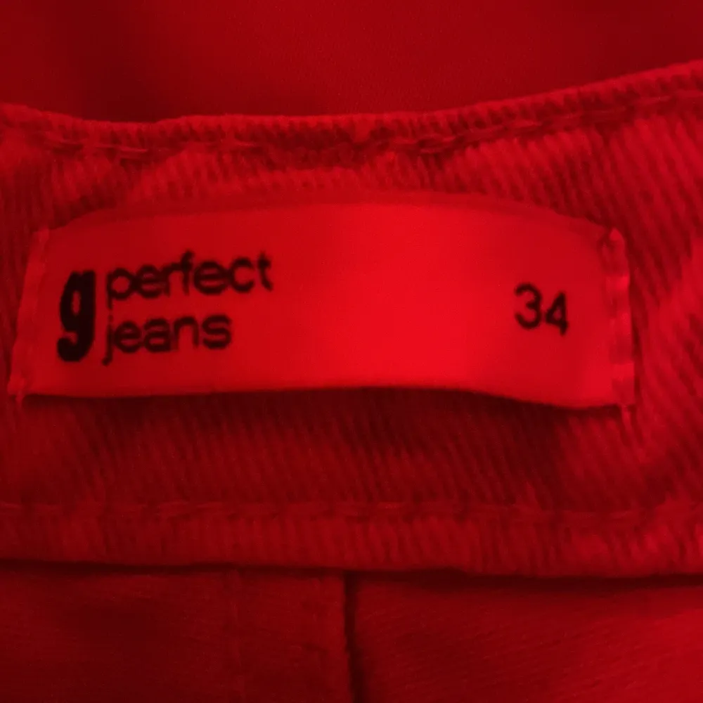 Cargos från Gina, köpte för 400 kr och använt 2 ggr. Beige färg o har jeans material. Low waisted. Skriv till mig om du skulle vilja köpa! Storlek 34, väger 55 kg. Jeans & Byxor.