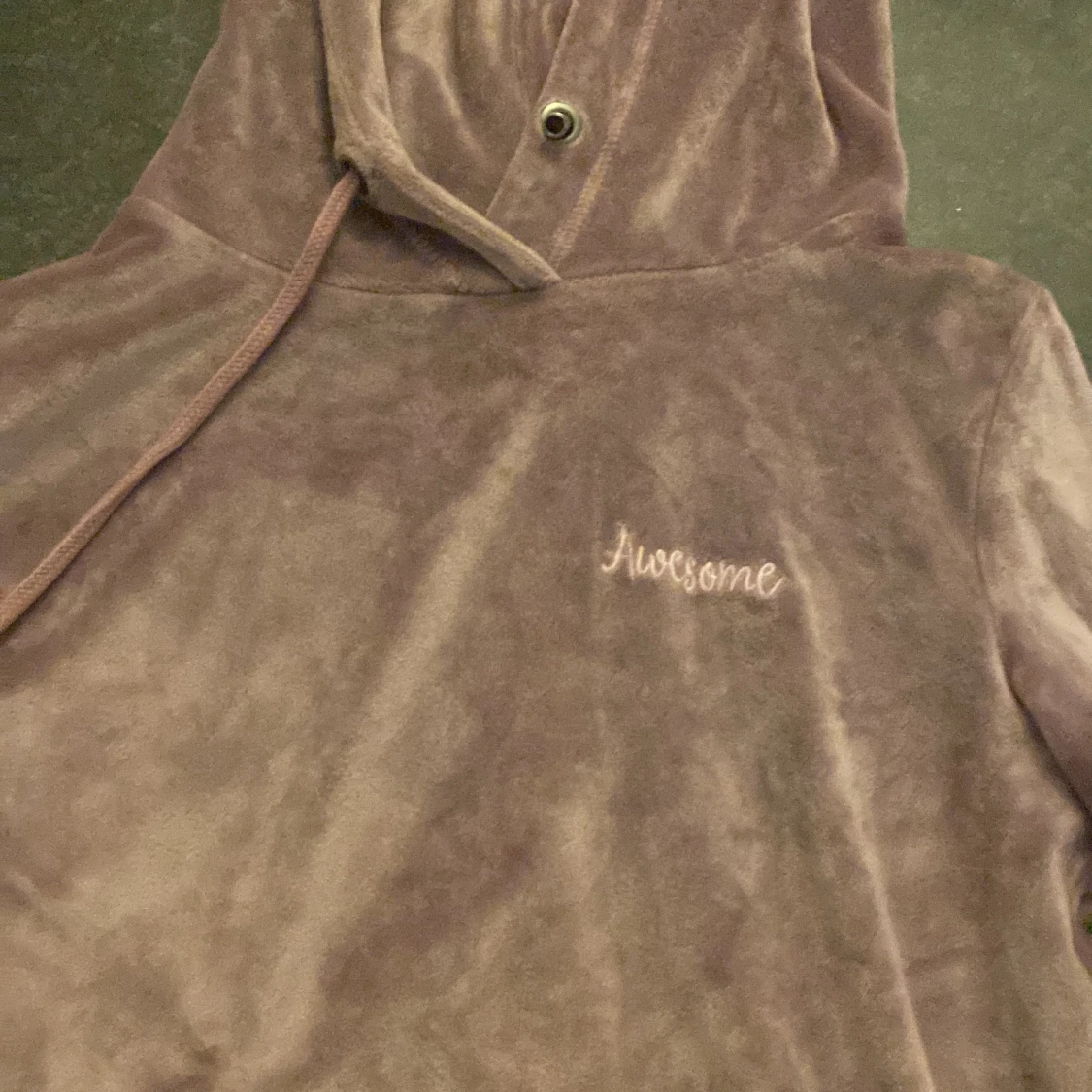 En rosa hoodie  - 90