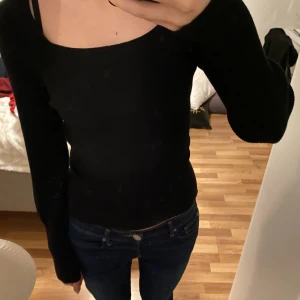 Stickad topp - Jag säljer denhär superfina stickade toppen från ginatricot. Den har en fin ”puffarm” detalj och är uringad. Toppen är i storlek XS 💕