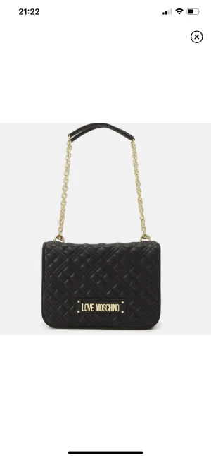 Love Moschino - Axelremsväska  - Helt oanvänd. Nypris: ca 2600 kr  Mitt pris: 699 kr. Konstläder. Storlek: 26 x 18 x 8 cm 👛💄 Köparen står för frakt eller ev slarv från posten. Kan även upphämtas. Första och sista bilden tagna ifrån Zalando. 