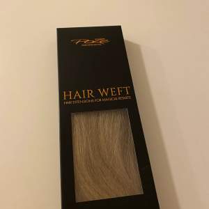 Äkta hår från Poze Hårträns i färgen Ash Mix.  Nypris 1349 kr 