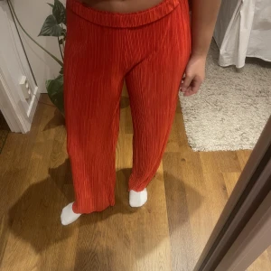Byxor  - Säljer dessa sköna röda sommarbyxorna som är perfekt att ha en varm sommardag💕