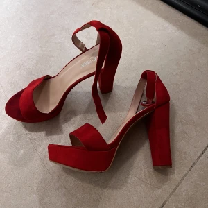 Röda klackar - Säljer röda klackar med stadig klack och väldigt bekväma att gå i 