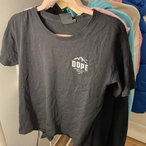 Säljer svart dope T-shirt  - Säljer nu min svarta dope T-shirt för att den tyvärr inte kommer till användning längre, använd några gånger och fint skick!💗