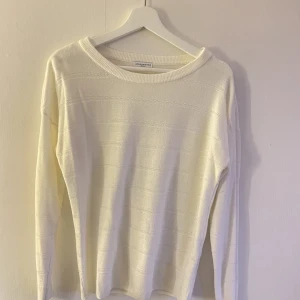 Stickad tröja - Stickad tröja från JacquelineDeYong. Storlek M.  Använd ett fåtal gånger, fint skick. 