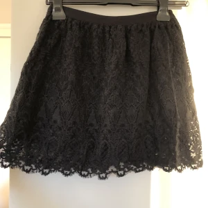 Svart spetskjol - Svart spetskjol som passar både sommar och vinter. Stl s