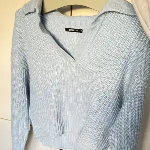 Superfin ljusblå stickad tröja från Gina Tricot. Aldrig använd och är i jätte bra skick. Storlek Xs.💗💗