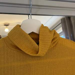 Ribbad gul klänning som sitter slim fit på kroppen. Använd 1 gång 