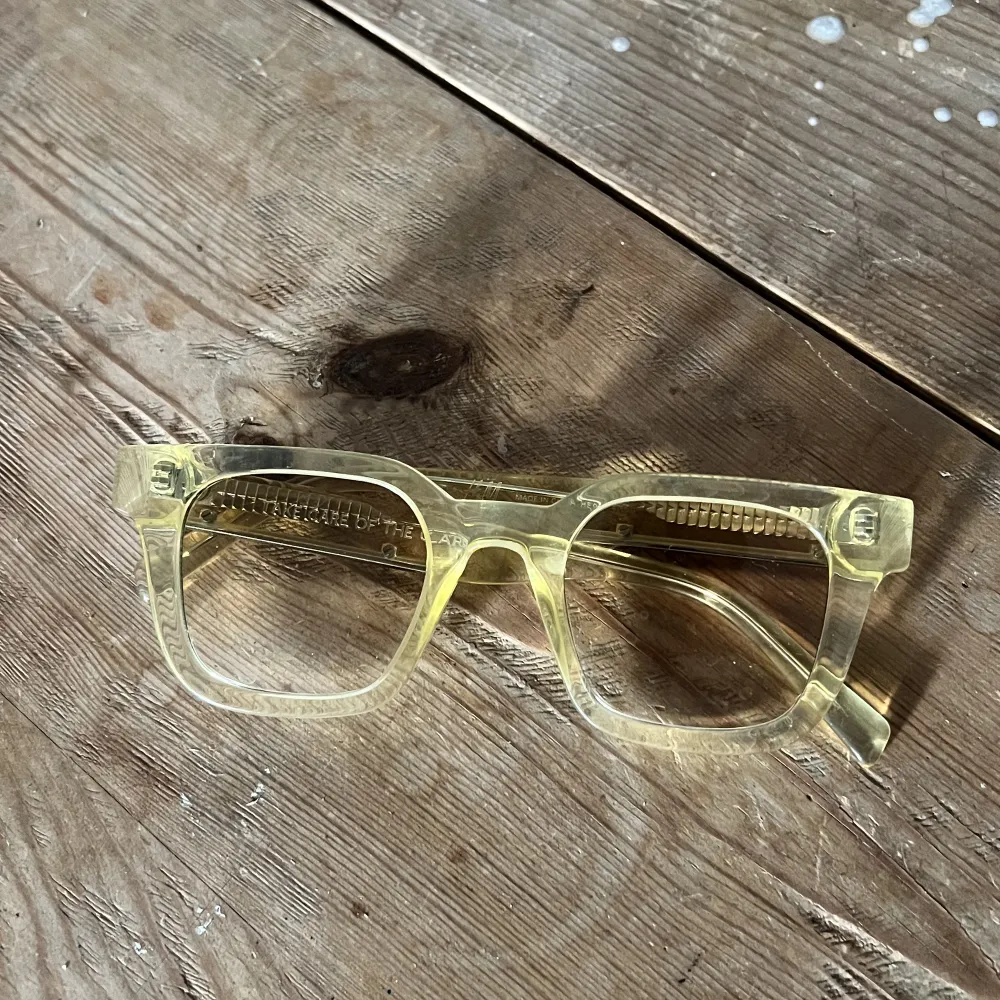 Genomskinliga gula glassögon i ett bra skick. Accessoarer.
