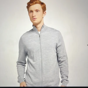 Merino Kofta - Tröjan har aldrig använts och ligger fortfarande kvar i kartongen. Jag erbjuder gratis frakt. Jag har både small, medium och large