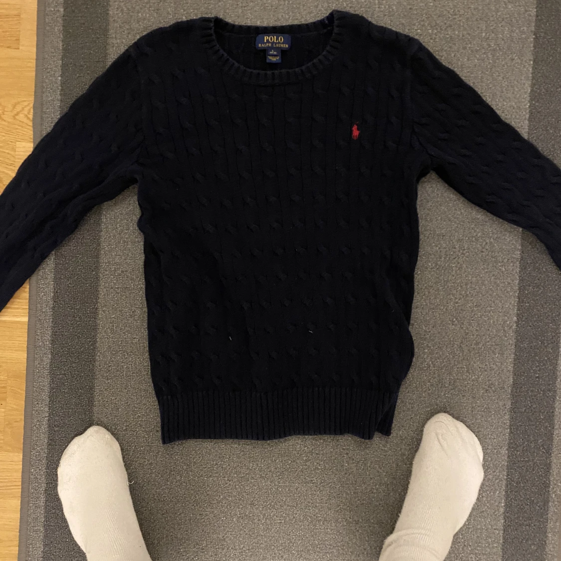 Kabelstickad polo tröja