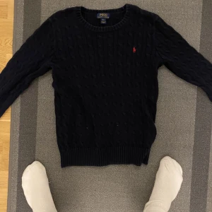 Kabelstickad polo tröja - I bra skicka 