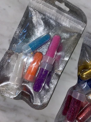 Nagelglitter - Säljer nagelglitter till akryl/gelenaglar. Alla är oanvända förutom den ena med guld som jag tagit ur en gång. 