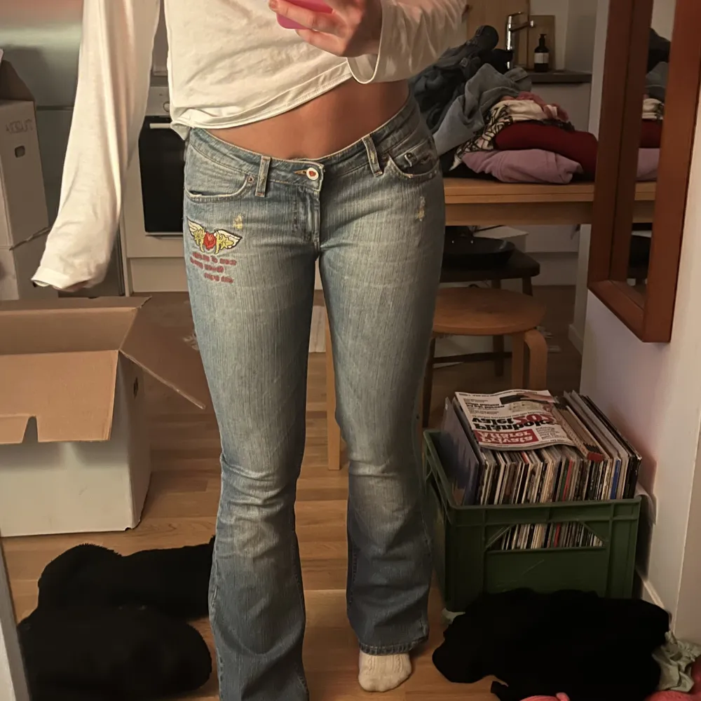 Lågmidjade jeans från Odd Molly med fina detaljer . Jeans & Byxor.