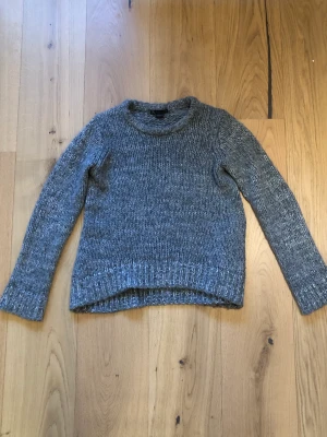 Armani grå stickad - Superfin grå/mörkgrå/vit melerad stickad från armani exchange. Akryl/ull/mohari blandning. 