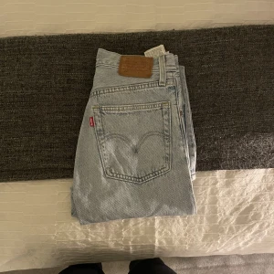 Levis jeans 501 - Jeans från Levis, 501. Inga fläckar, skönt material och sparsamt använda. Billigt pris då då jag vill bli av med dom