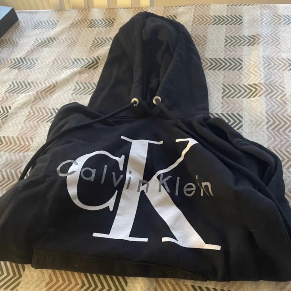 Tjena, säljer min gamla Calvin Klein hoodie då den sällan har använts. Tröjan är i nyskick och enbart använts två gånger tidigare.  !!Köparen står för frakt!!. Hoodies.