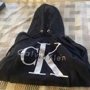 Tjena, säljer min gamla Calvin Klein hoodie då den sällan har använts. Tröjan är i nyskick och enbart använts två gånger tidigare.  !!Köparen står för frakt!!