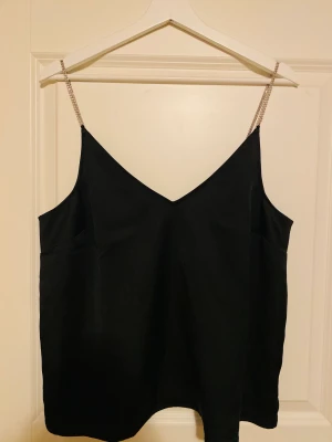 Linne med glitter - Top with glitter straps ✨ in very good condition, size M