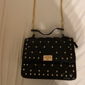 Hand väska  - Söt handväska från ur&penn. Aldrig använd då jag fick den som present men inte riktigt min smak. Praktisk med bra fack. Säljs för 150 + frakt.