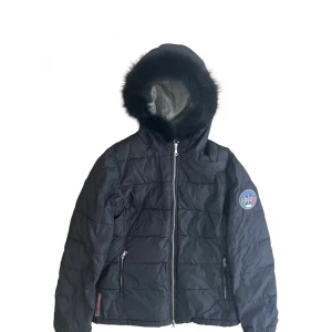 Vintage prada puffer - Prada 2006 fox fur active sport down jacket. St 46. Bra skick, inga hål. Made in italy. Unisex. Damstorlek M-L, herrstorlek S. Längd: 69 cm, axelbredd 44 cm, ärmlängd 68 cm. Vänligen kolla måtten hemma först. 